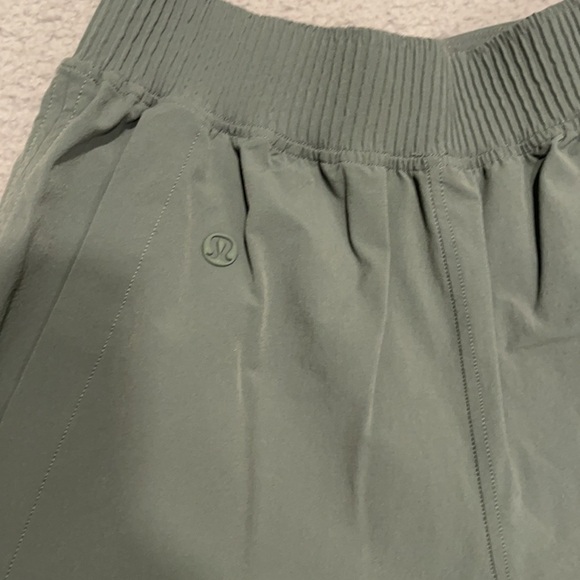 Lululemon Stretch Woven Relaxed-Fit High-Rise Short 4" size XXS - Picture 7 of 9